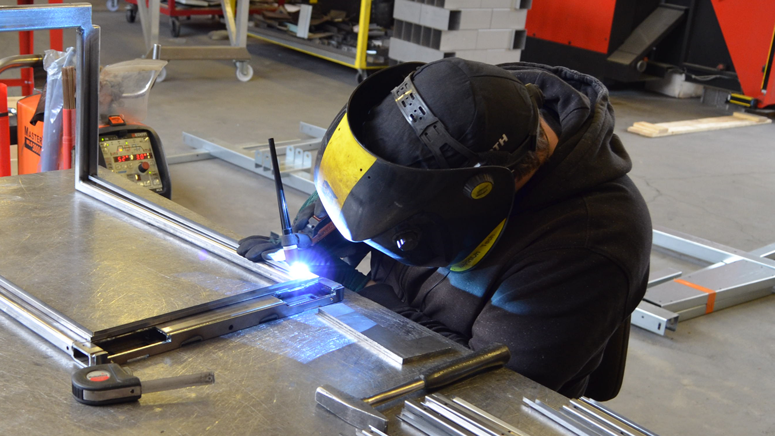 TIG-hitsaus k&auml;ynniss&auml;: tarkkaa metallity&ouml;t&auml; JM Steelin pajalla Joensuussa, peltikauppa 24/7 palveluksessasi.